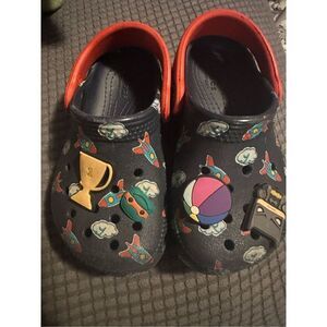 Crocs Child’s Size 7C Slip On Clogs in Navy With Rocket & Clouds With Jibbitz Ch